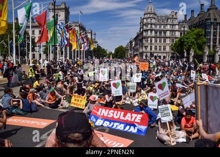 Londra, Regno Unito. 23rd luglio 2022. I manifestanti bloccano le strade in Piazza del Parlamento. I manifestanti di Just Stop Oil, Extinction Rebellion, insulate la Gran Bretagna e altri gruppi hanno organizzato una marcia attraverso il centro di Londra chiedendo al governo di porre fine ai combustibili fossili, tassare i grandi inquinatori e miliardari, garantire l’isolamento per tutte le case e agire sul clima e sul costo delle crisi viventi. Foto Stock