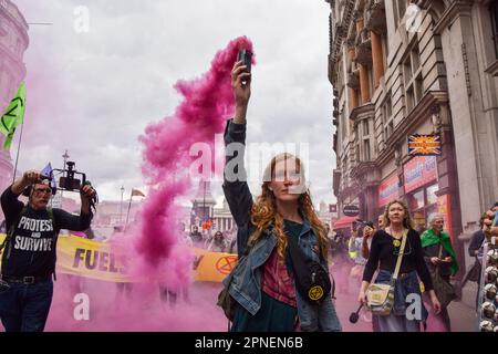 Londra, Regno Unito, 13th aprile 2022. I manifestanti della ribellione hanno marciato attraverso il centro di Londra, chiedendo che il governo agisca sulla crisi ecologica e climatica. Foto Stock
