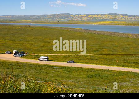 Lago di soda, California, USA - 10 aprile 2023. Il lago Soda si affaccia e i fiori selvatici fioriscono al Carrizo Plain Ntional Monument, California centrale Foto Stock
