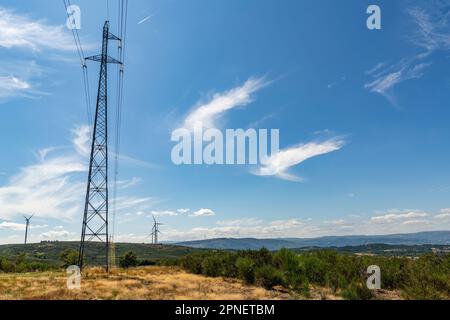 Progetto di energia con turbine eoliche situato nella campagna settentrionale del Portogallo Foto Stock