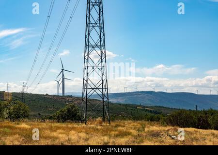 Progetto di energia con turbine eoliche situato nella campagna settentrionale del Portogallo Foto Stock