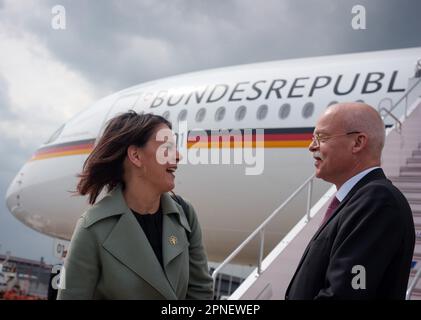 Tokio, Giappone. 18th Apr, 2023. Il ministro degli Esteri Annalena Baerbock (M, Bündnis 90/Die Grünen) saluta l'ambasciatore tedesco Clemens von Goetze dopo l'incontro di G7 ministri degli Esteri in aeroporto. Credit: Soeren Stache/dpa/Alamy Live News Foto Stock