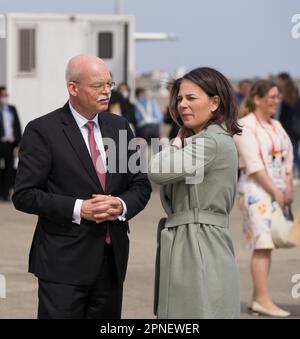Tokio, Giappone. 18th Apr, 2023. Il ministro degli Esteri Annalena Baerbock (M, Bündnis 90/Die Grünen) saluta l'ambasciatore tedesco Clemens von Goetze dopo l'incontro di G7 ministri degli Esteri in aeroporto. Credit: Soeren Stache/dpa/Alamy Live News Foto Stock