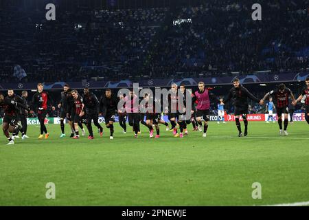 Napoli, Italia. 18th Apr, 2023. I milanesi festeggiano al termine della partita di calcio della Champions League tra SSC Napoli e AC Milan allo stadio Diego Armando Maradona di Napoli (Italia), 18th 2023 aprile. Credit: Insidefoto di andrea staccioli/Alamy Live News Foto Stock