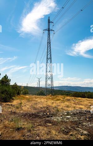 Progetto di energia con turbine eoliche situato nella campagna settentrionale del Portogallo Foto Stock