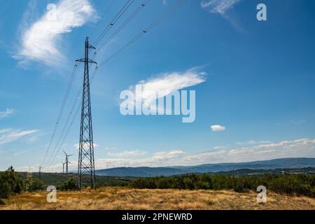 Progetto di energia con turbine eoliche situato nella campagna settentrionale del Portogallo Foto Stock