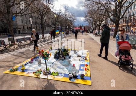 Memorial protesta per la guerra in Ucraina su Unter den Linden . Berlino, capitale della Germania. Immagine: Garyroberts/worldwidefeatures.com Foto Stock