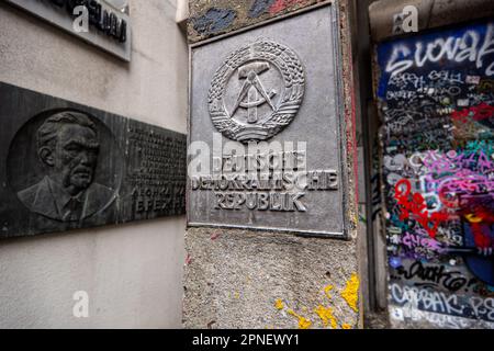 L'ingresso al Museo del Muro di Berlino (Mauermuseum) a Berlino, Germania, con targa commemorativa al leader sovietico Leonid Brezhnev Foto Stock