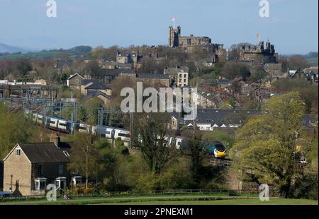 Avanti West Coast pendolino 390132 si dirige a sud di Lancaster sulla West Coast Main Line con servizio passeggeri espresso 18th aprile 2023. Foto Stock