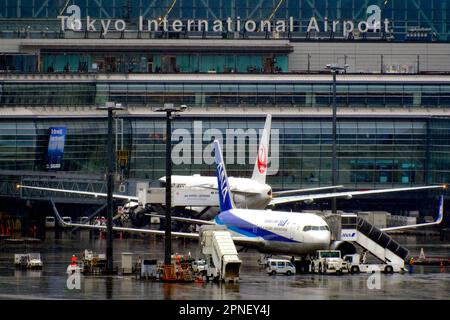 Tokyo, Giappone. 18th Apr, 2023. Gli aerei JAL e ANA sono in attesa all'aeroporto Haneda di Tokyo. È stato condotto un sondaggio nell'ambito della "Woman Research", rivolta alle donne, e della "Kodomo Research", rivolta ai genitori con figli, per verificare la loro soddisfazione nei confronti delle compagnie aeree. Di conseguenza, "Japan Airlines (JAL)" è stata classificata come la prima compagnia aerea per la soddisfazione complessiva delle donne. (Foto di James Matsumoto/SOPA Images/Sipa USA) Credit: Sipa USA/Alamy Live News Foto Stock