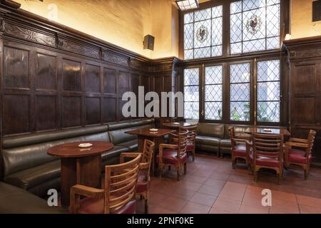 Un pub-cafe lounge in vecchio stile britannico con pareti a pannelli Foto Stock