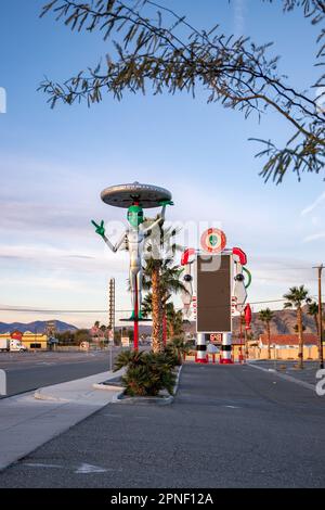 Baker CA - USA: Feb 18 2023: Alien Fresh Jerky Roadside Stop Family Attraction Foto Stock