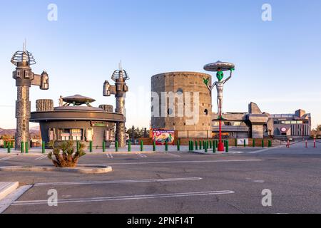 Baker CA - USA: Feb 18 2023: Alien Fresh Jerky Roadside Stop Family Attraction Foto Stock