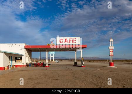 Amboy CA USA Feb 18 2023: Roy's Motel e Cafe Roadside Attraction sulla Route 66 Foto Stock