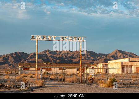 Amboy CA USA Feb 18 2023: Ingresso all'edificio della scuola vuota Foto Stock