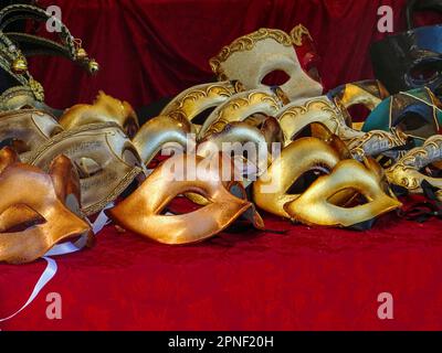 Molte maschere di carnevale su un bancone da vendere a Venezia, Italia, Venezia Foto Stock