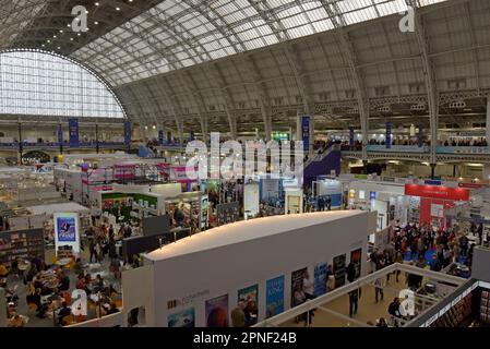 Londra, Regno Unito. 18th aprile 2023. La London Book Fair è stata inaugurata oggi presso il centro espositivo Olympia, con oltre 25.000 partecipanti internazionali del settore editoriale mondiale che dovrebbero partecipare all'evento di tre giorni. La controversia ha circondato l'arresto di Ernest Moret, 28 anni, un manager dei diritti esteri per Éditions la Fabrique, una casa editrice con sede a Parigi, che è stato arrestato il lunedì sera dopo essere arrivato alla stazione di St Pancras per partecipare all'evento. È stato interrogato dalla polizia britannica sulla partecipazione alle proteste anti-governative in Francia e rilasciato su cauzione. G.P.Essex/Alamy Live News Foto Stock