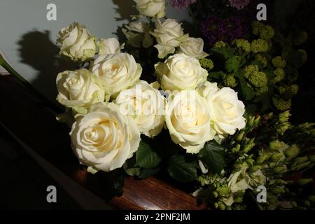 Fiori, piante e mazzi in vendita presso un negozio di fioristi e un laboratorio di floristeria a Chichester, West Sussex, Regno Unito. Foto Stock