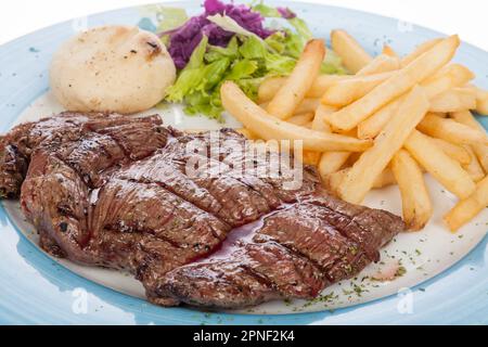 Filetto di vitello arrosto con patatine fritte e insalata. Foto Stock