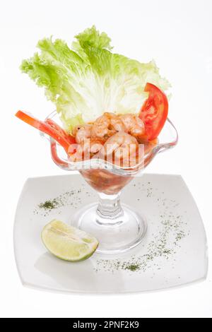 Tazza con gustose Ceviche di gamberi; foto su sfondo bianco. Foto Stock