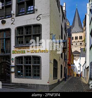 birreria pub Suenner im Walfisch nella Salzgasse, all'angolo di Rothenberg, Great St Martin Church sullo sfondo, Germania, Nord Foto Stock