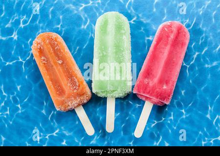 Gustose e rinfrescanti papaveri di gelato di sapori diversi. Foto Stock