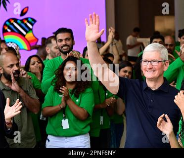 Mumbai, India. 18th Apr, 2023. MUMBAI, INDIA - 18 APRILE: Tim Cook, CEO, Apple Inc, saluta la folla, durante l'inaugurazione del 'Apple Store', primo outlet aperto in India, al complesso Bandra-Kurla il 18 aprile 2023 a Mumbai, India. (Foto di Anshuman Poyrekar/Hindustan Times/Sipa USA) Credit: Sipa USA/Alamy Live News Foto Stock