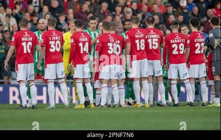 Wrexham, Wrexham County Borough, Galles, 18th aprile 2023. Le squadre di Wrexham e Yeovil si stringono le mani in avanti per iniziare, durante il Wrexham Association Football Club V Yeovil Town Football Club all'ippodromo, nella Vanarama National League. (Credit Image: ©Cody Froggatt/Alamy Live News) Foto Stock