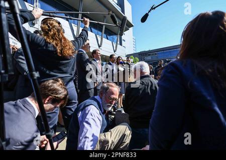 Wilmington, Delaware, Stati Uniti. 18th Apr, 2023. Gli avvocati che rappresentano Dominion Voting Systems parlano con i giornalisti al di fuori del Leonard Williams Justice Center a seguito di un accordo con FOX News in Delaware Superior Court il 18 aprile 2023 a Wilmington, Delaware. (Credit Image: © Saquan Stimpson/ZUMA Press Wire) SOLO PER USO EDITORIALE! Non per USO commerciale! Foto Stock