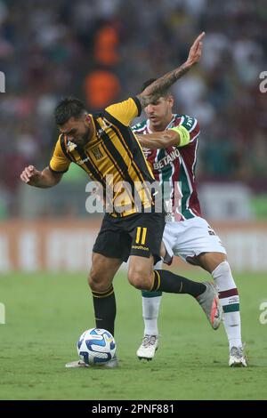 Rio de Janeiro, Brasile, 18th Apr, 2023. Nino of Fluminense lotta per il possesso con Enrique Triverio del più forte, durante la partita tra Fluminense e il più forte per il 2st° round del Gruppo D di Libertadores 2023, allo Stadio Maracana, a Rio de Janeiro, Brasile, il 18 aprile. Foto: Daniel Castelo Branco/DiaEsportivo/Alamy Live News Foto Stock