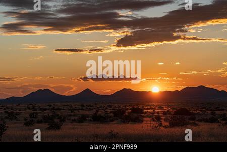 Stati Uniti, New Mexico, Cerrillos, Cielo sopra le montagne Cerrillos al tramonto Foto Stock