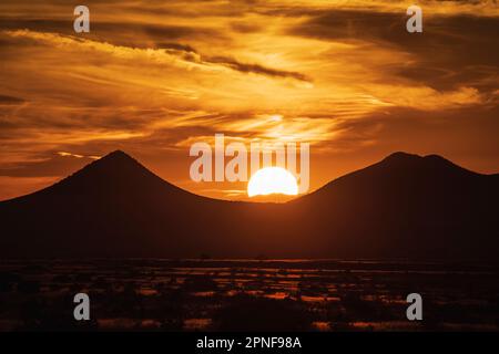 Stati Uniti, New Mexico, Cerrillos, Silhouette di montagne al tramonto sull'Alto deserto Foto Stock