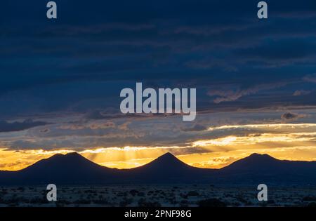 Stati Uniti, New Mexico, Cerrillos, cielo colorato sopra Cerrillos al tramonto Foto Stock