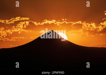 Stati Uniti, New Mexico, Cerrillos, Silhouette di montagna al tramonto nel parco statale di Cerrillos Foto Stock