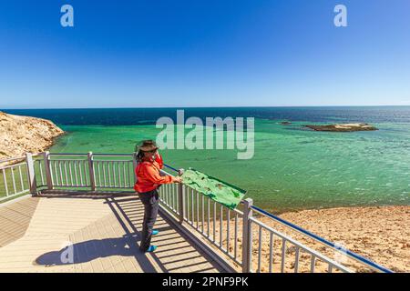 Una donna che gode della vista del mare di Denham Sound dalla piattaforma di osservazione di Eagle Bluff e dal lungomare di Shark Bay, Australia. Foto Stock