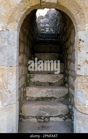 Portogallo, Torres Novas, Vecchio scalinata nel castello medievale Foto Stock