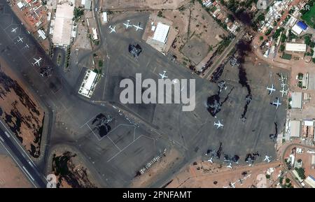 Khartoum, Sudan. 18th Apr, 2015. L'immagine satellitare rilasciata da Maxar Technologies ripresa Lunedi, 17 aprile 2023 mostra danneggiato un aereo in fiamme all'aeroporto internazionale di Khartoum in Sudan. Le Nazioni Unite affermano che più di 180 persone sono state uccise da quando sabato sono iniziati i combattimenti tra le forze armate sudanesi e le forze paramilitari di supporto rapido (RSF). Photo by satellite image © 2023 Maxar Technologies/UPI Credit: UPI/Alamy Live News Foto Stock