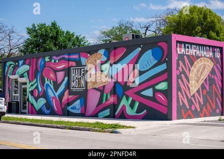Little Haiti Miami, FL, USA - 18 aprile 2023: Ristorante Half Moon Empanadas a Little Haiti Miami Foto Stock