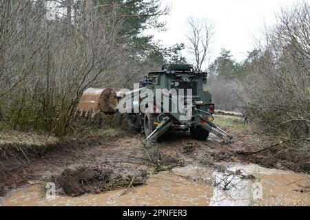 STATI UNITI Army Paratrooper assegnato a 54th Brigade Engineer Battalion, 173rd Brigade Airborne, opera con High Mobility Engineer Excavator (HMEE) per riempire una pendenza che può rappresentare un pericolo durante la costruzione di strade della mietitrebbia Engineers a Pocek Range a Postonja, Slovenia, 18 aprile 2023. La Brigata Airborne 173rd è la U.S.A. Forza di risposta di contingenza dell'esercito in Europa, capace di proiettare le forze pronte dovunque negli Stati Uniti Aree di responsabilità dei comandi europei, africani o centrali (Stati Uniti Foto dell'esercito di Paolo Bovo) Foto Stock