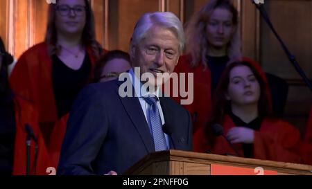 Londonderry, Irlanda del Nord. 18th Apr, 2023. L'ex presidente degli Stati Uniti Bill Clinton si rivolge a un pubblico a Londonderry in occasione del 25th° anniversario dell'accordo Belfast/Venerdì Santo durante l'evento "Making Hope and History Rhyme" della John and Pat Hume Foundation, che si svolge martedì 18 aprile 2023 presso la Guild Hall di Londonderry, Irlanda del Nord. Photo by Hume Foundation/UPI Credit: UPI/Alamy Live News Foto Stock