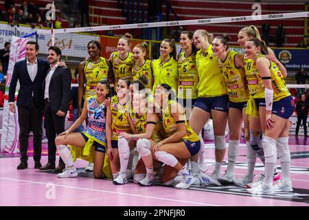 Busto Arsizio, Italia. 18th Apr, 2023. Prosecco Doc Imoco Conegliano team scatta una foto di gruppo alla fine della partita durante la serie Volley Una partita di pallavolo femminile di 2022/23 quarti di finale tappa due tra UYBA UNET e-work Busto Arsizio e Prosecco Doc Imoco Conegliano all'e-work Arena, Busto Arsizio. PUNTEGGIO FINALE Busto 0 | 3 Conegliano Credit: SOPA Images Limited/Alamy Live News Foto Stock