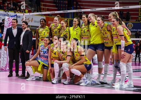 Busto Arsizio, Italia. 18th Apr, 2023. Prosecco Doc Imoco Conegliano team scatta una foto di gruppo alla fine della partita durante la serie Volley Una partita di pallavolo femminile di 2022/23 quarti di finale tappa due tra UYBA UNET e-work Busto Arsizio e Prosecco Doc Imoco Conegliano all'e-work Arena, Busto Arsizio. PUNTEGGIO FINALE Busto 0 | 3 Conegliano (Photo by Fabrizio Carabelli/SOPA Images/Sipa USA) Credit: Sipa USA/Alamy Live News Foto Stock