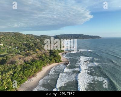 Santa Teresa è una tranquilla cittadina balneare in Costa Rica, conosciuta per le sue splendide spiagge, il surf e l'atmosfera rilassata. Foto Stock