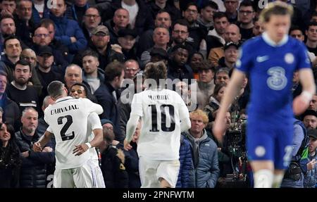 Londra, Regno Unito. 19th Apr, 2023. Rodrygo (2nd L) del Real Madrid celebra il punteggio con i compagni di squadra durante la seconda tappa della finale della UEFA Champions League tra il Real Madrid e Chelsea a Londra, in Gran Bretagna, il 18 aprile 2023. Credit: Notizie dal vivo su Xinhua/Alamy Foto Stock