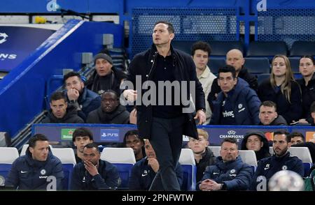 Londra, Regno Unito. 19th Apr, 2023. Frank Lampard di Chelsea reagisce durante il quarto incontro di seconda tappa della UEFA Champions League tra il Real Madrid e Chelsea a Londra, in Gran Bretagna, il 18 aprile 2023. Credit: Notizie dal vivo su Xinhua/Alamy Foto Stock