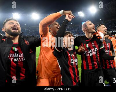 Napoli, Italia. 18th Apr, 2023. I giocatori di AC Milan festeggiano la vittoria dopo la seconda tappa finale della UEFA Champions League tra AC Milan e Napoli a Napoli, il 18 aprile 2023. Credit: Daniele Mascolo/Xinhua/Alamy Live News Foto Stock