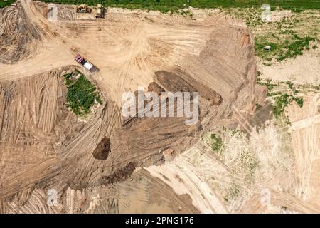 escavatore, apripista e dumper per per movimento terra in cantiere. vista aerea del nuovo cantiere. Foto Stock