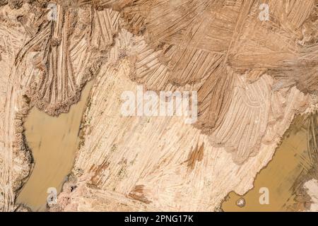 cantiere con terreno livellante. terra che è preparata per costruzione. vista aerea del drone. Foto Stock