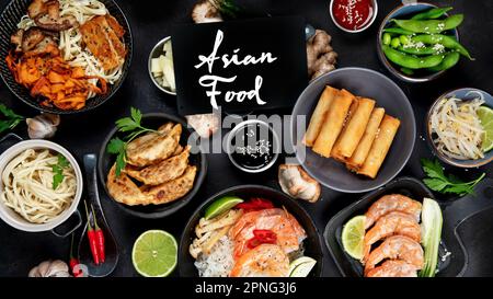 Vari piatti asiatici su sfondo nero, vista dall'alto. Cucina asiatica. Foto Stock