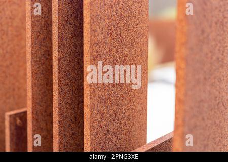 Particolare della recinzione in acciaio cortinato. Bel colore ruggine Foto Stock